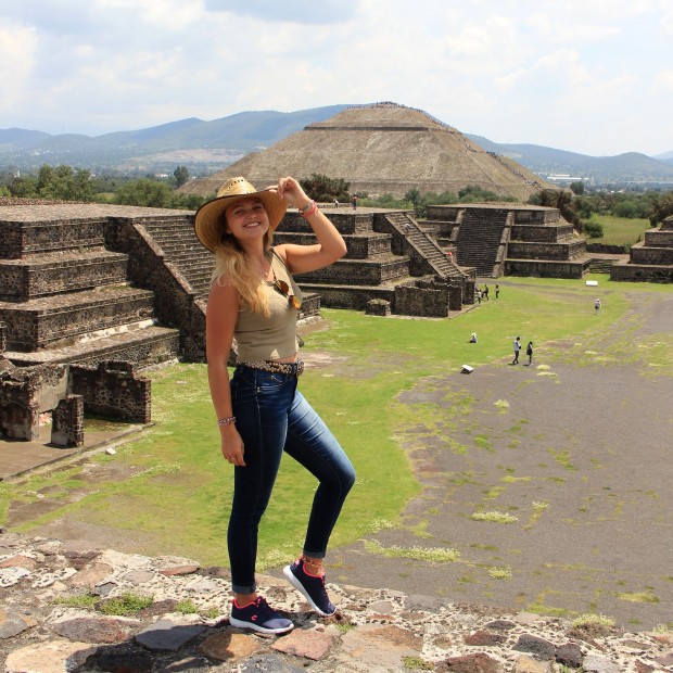 piramides-of-teotihuacan-girl-travelblogger